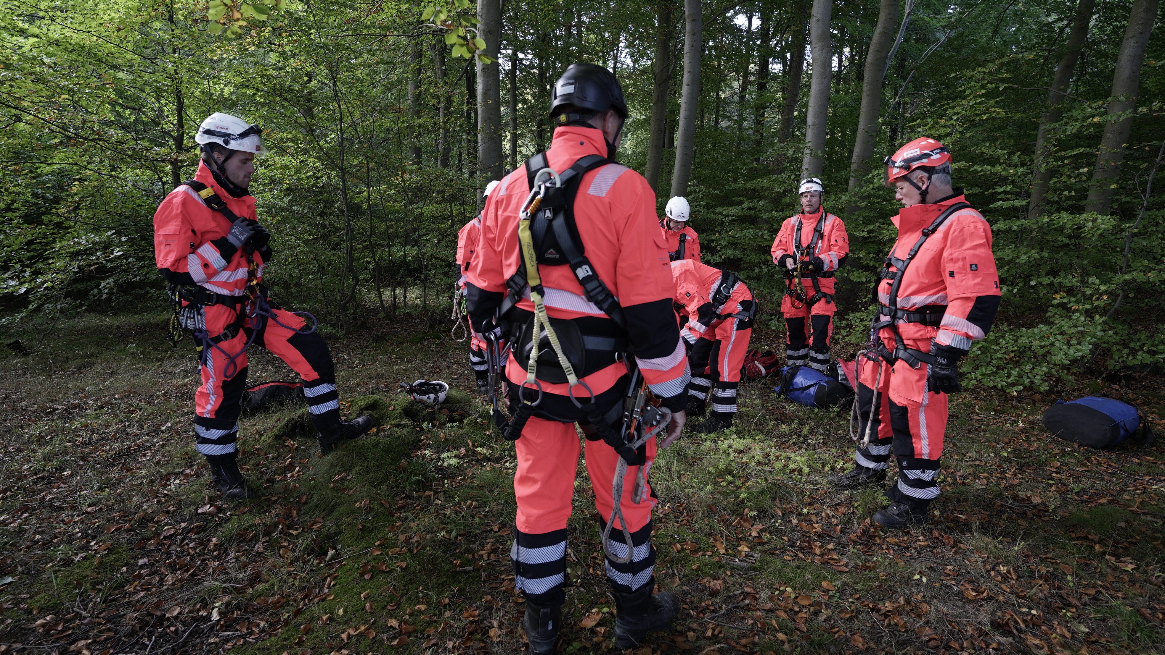 Extreme Access Experience, Extreme Protection: Waterproof, Breathable, and Hi-Vis Workwear for Rope Access Pros